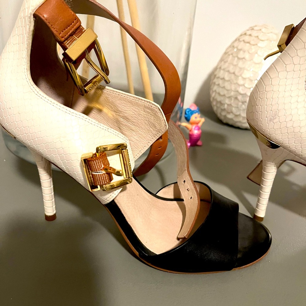 Great condition MK shoes.
